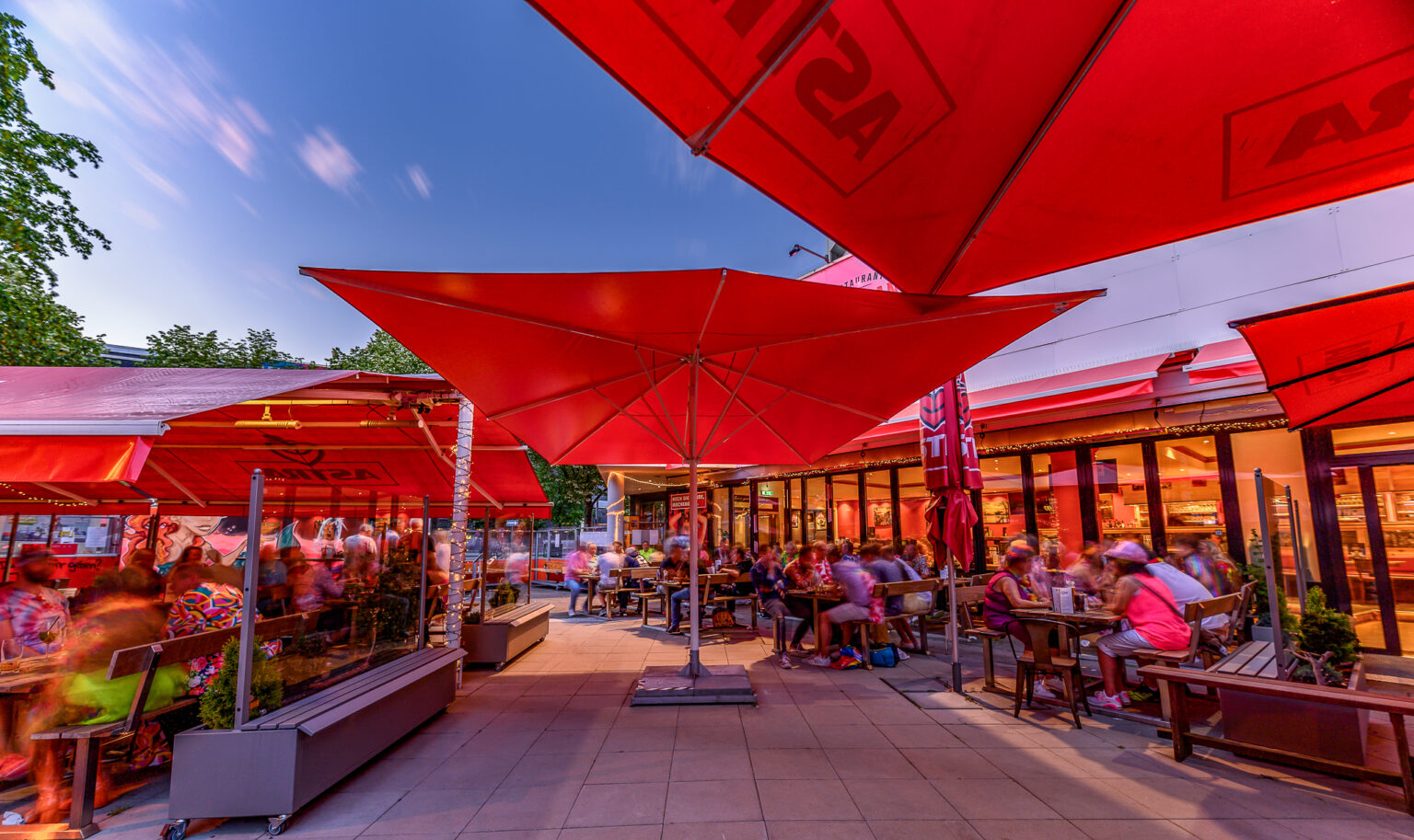 Biergarten der Reeperbande auf der Reeperbahn am Abend