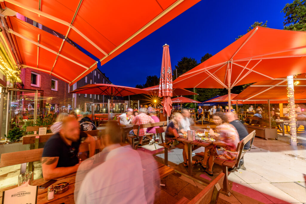 Gäste im Biergarten der Reeperbande