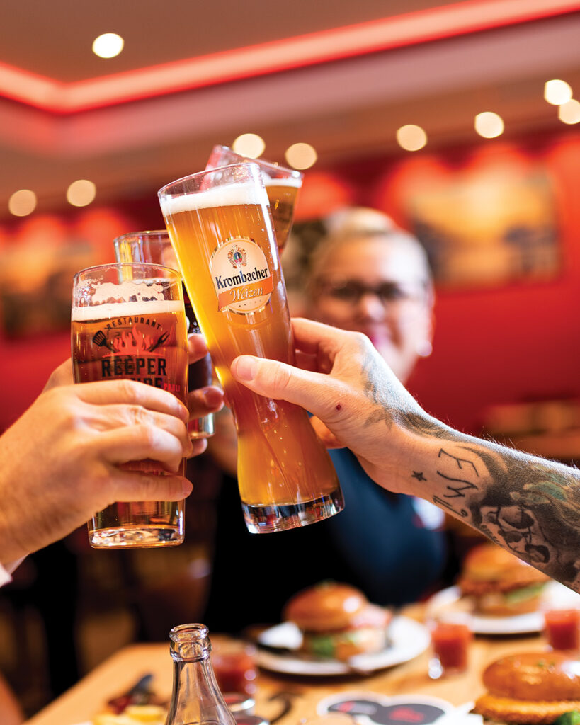 Anstoßen mit Bier in der Reeperbande