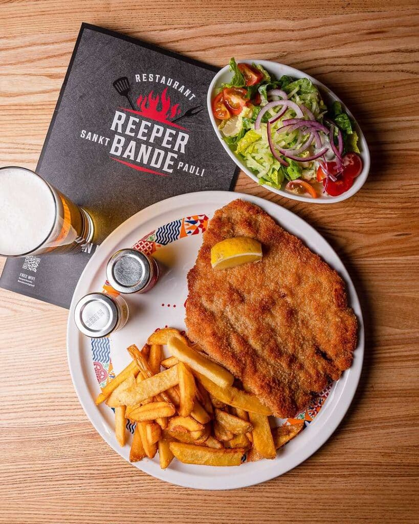 Schnitzel mit Pommes in der Reeperbande